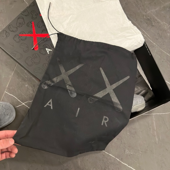 Jordan 4 Retro Kaws - Picture 7 of 8